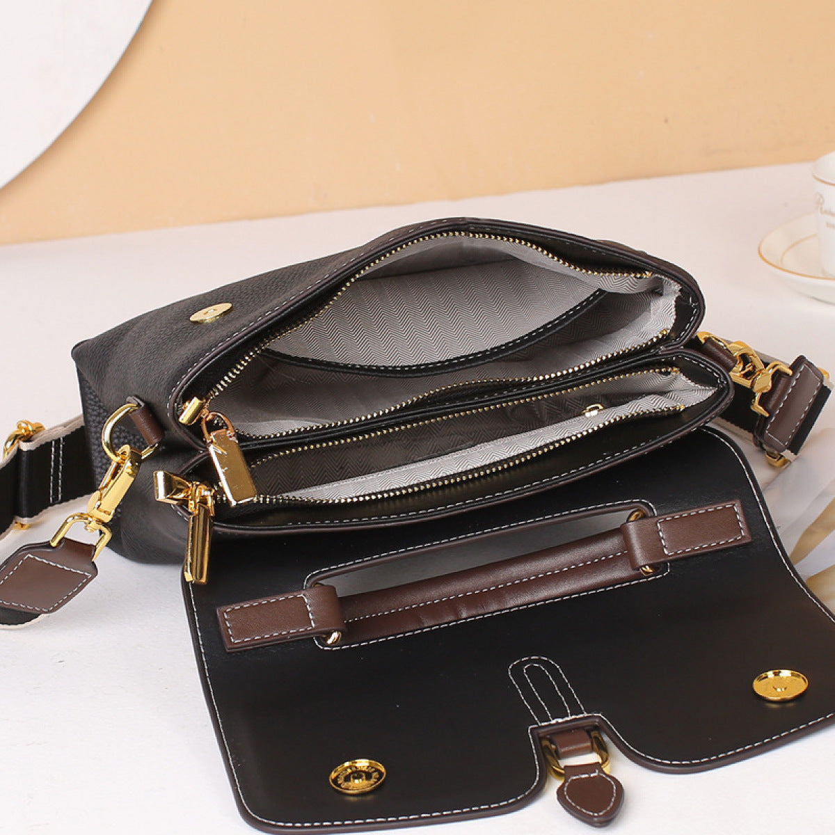 Portable Cover Type Shoulder Bag